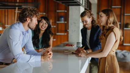 4 amis discutant autour d'un bar