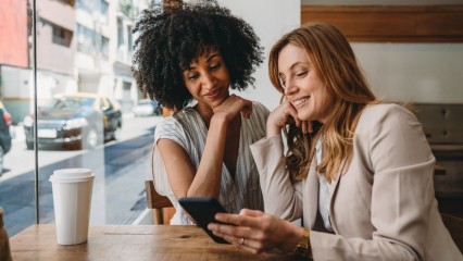 Deux femme au bar, devant un café et un téléphone