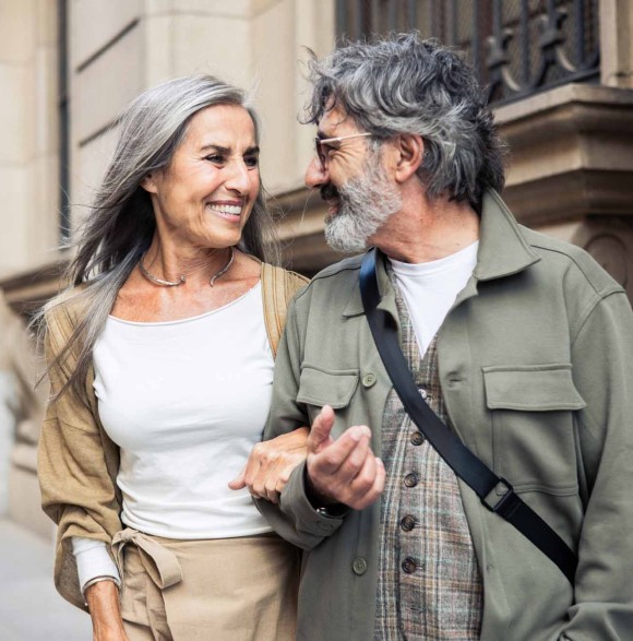 Couple main dans la main dans la rue